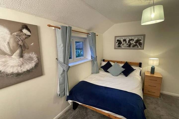 3-bedroom home with free parking in Kent