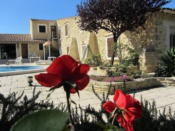 Location de vacances pour 15 personnes, avec piscine ainsi que jardin et vue à Loupian