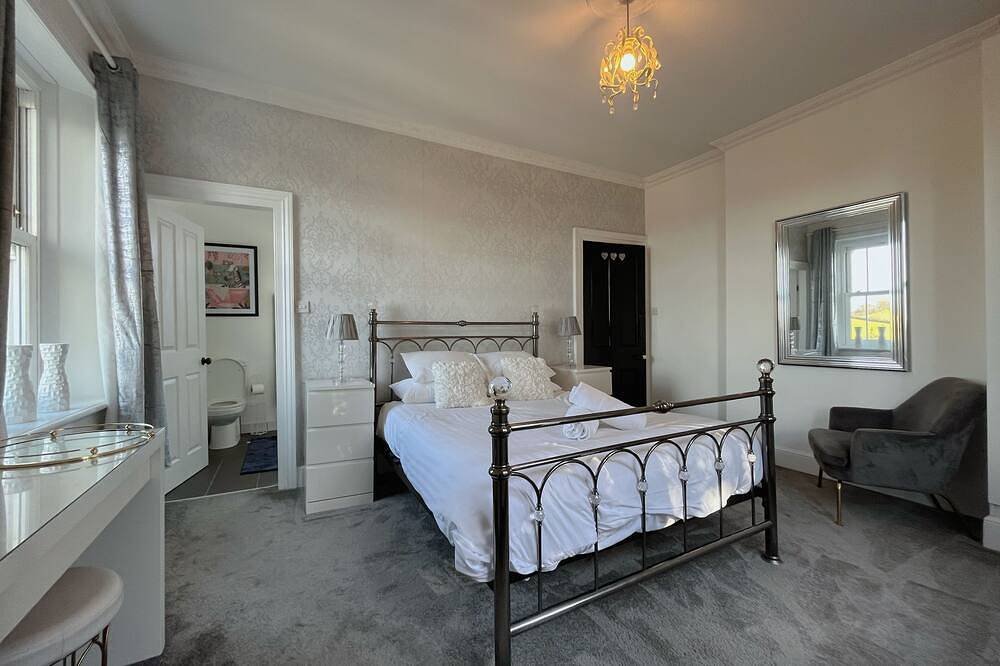 Luxury Group Retreat | 20 Guests | Hot Tub + games room in Barnstaple, Devon