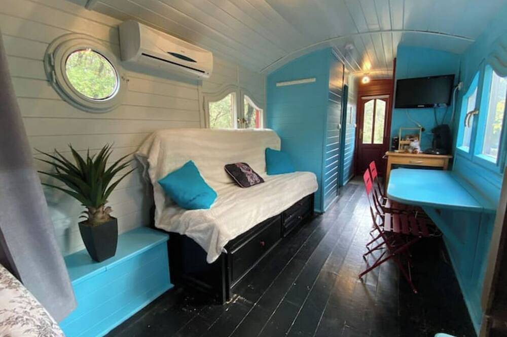 Roulotte with air conditioning and private pool in Tourtour in Tourtour, Region de Draguignan