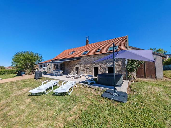 Location de vacances pour 8 personnes, avec Balcon et Jacuzzi ainsi que Terrasse et Jardin à Quarré-les-Tombes