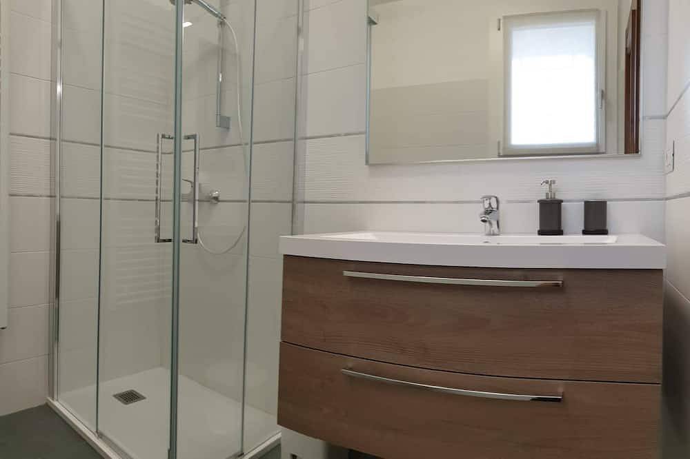 Apartamento entero, Beyond The Clouds, Located In A Quiet Area And Is Only 5 Minutes From The City! in Cuneo, Provincia de Cuneo