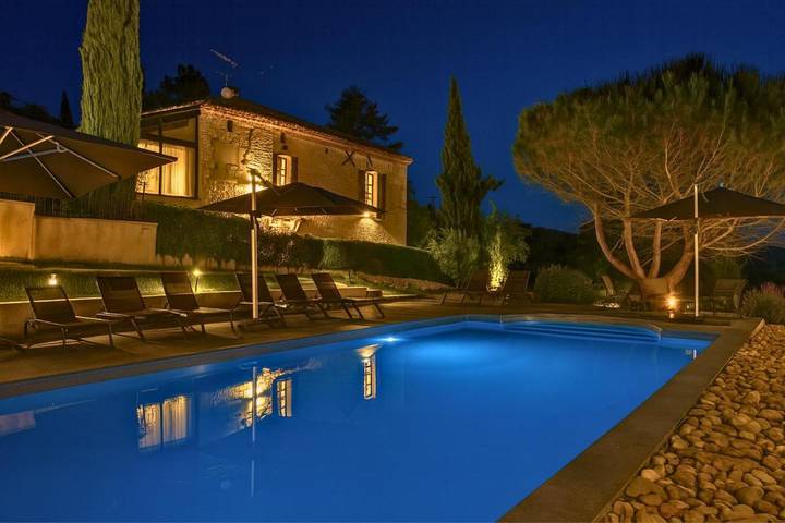 Location de vacances pour 8 personnes, avec piscine et terrasse ainsi que jardin et vue à Valprionde - 2