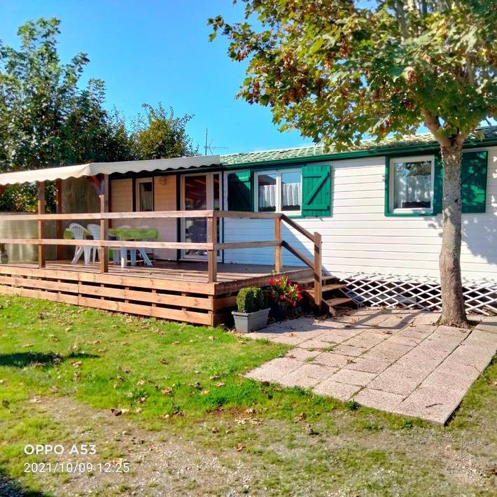 Camping pour 4 personnes, avec bassin pour enfant ainsi que terrasse et piscine