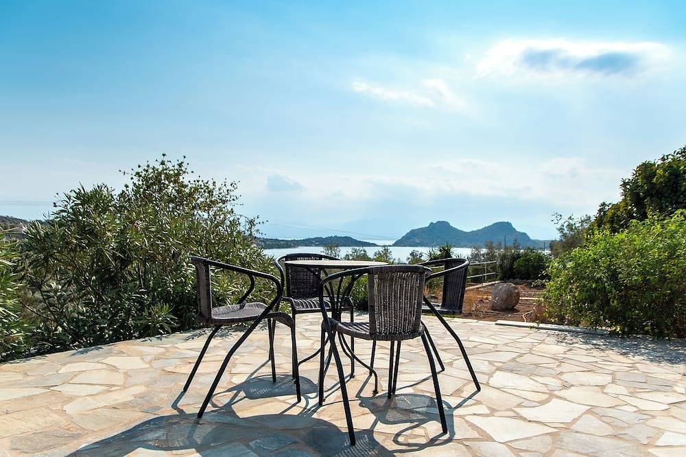 Peaceful Villa with pool & panoramic views, near Loutraki in Loutraki-Perachora, Korinthia