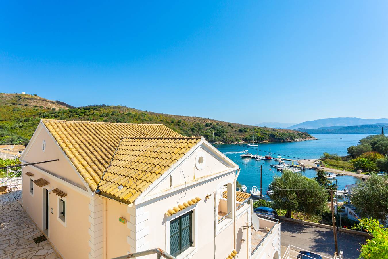 Entire apartment, Alexandra: Walk to Beach, Sea Views, A/C, Wifi, Car Not Required in Agios Stefanos (Corfu), Corfu