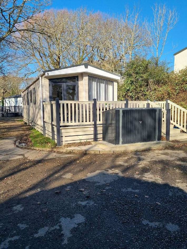 Glamping for 6 people, with pool and garden in Hampshire