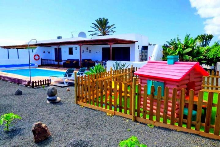 Chalet para 4 personas, con jardín además de piscina y vistas en Lanzarote
