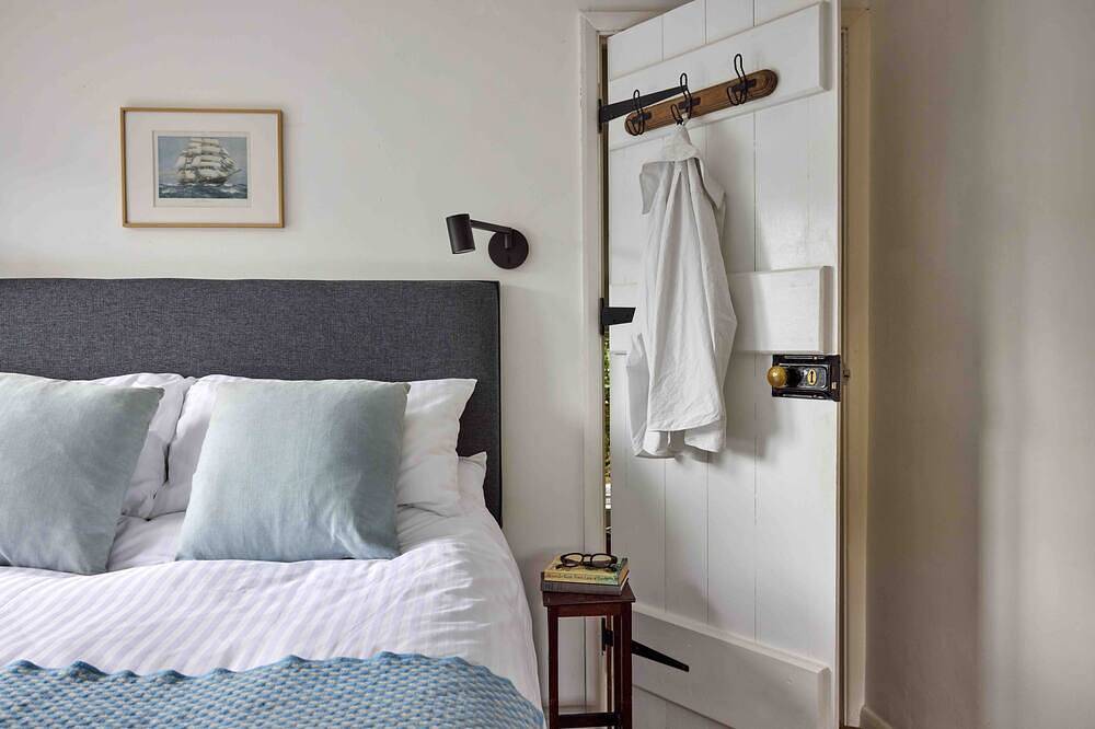 Beautiful cottage with sea views and private beach access in Helford, Cornwall