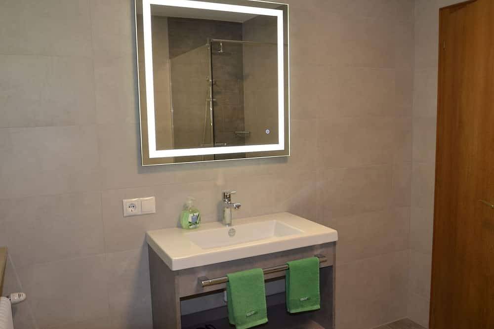Apartamento entero, Bonito apartamento para 8 personas con Wifi, Tv y terraza in Fließ, Region de Tirol Alto