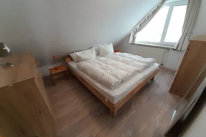Ganze Wohnung, Helle Ferienwohnung mit Südbalkon für 2 Pers., strandnah, zentrumsnah, 2 e-bikes in Norddeich, Norden und Umgebung