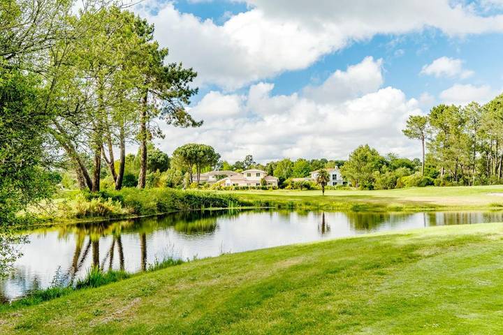 Location de vacances pour 6 personnes, avec Terrasse et Jardin ainsi que Piscine et Vue dans Golf Blue Green Gujan