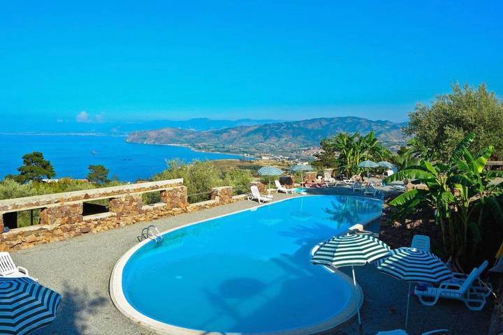 Bungalow per 3 persone, con piscina per bambini e panorama nonché giardino e piscina, con animali domestici in Provincia di Messina