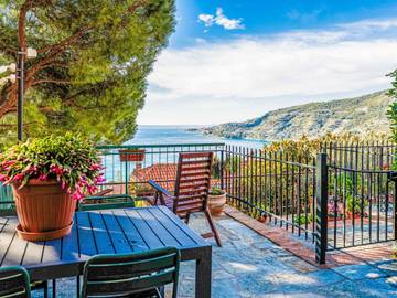 Location de vacances pour 4 personnes, avec terrasse et jardin dans Ospedaletti