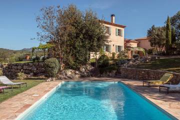 Maison d’hôte pour 8 personnes, avec jardin ainsi que vue et piscine à Correns