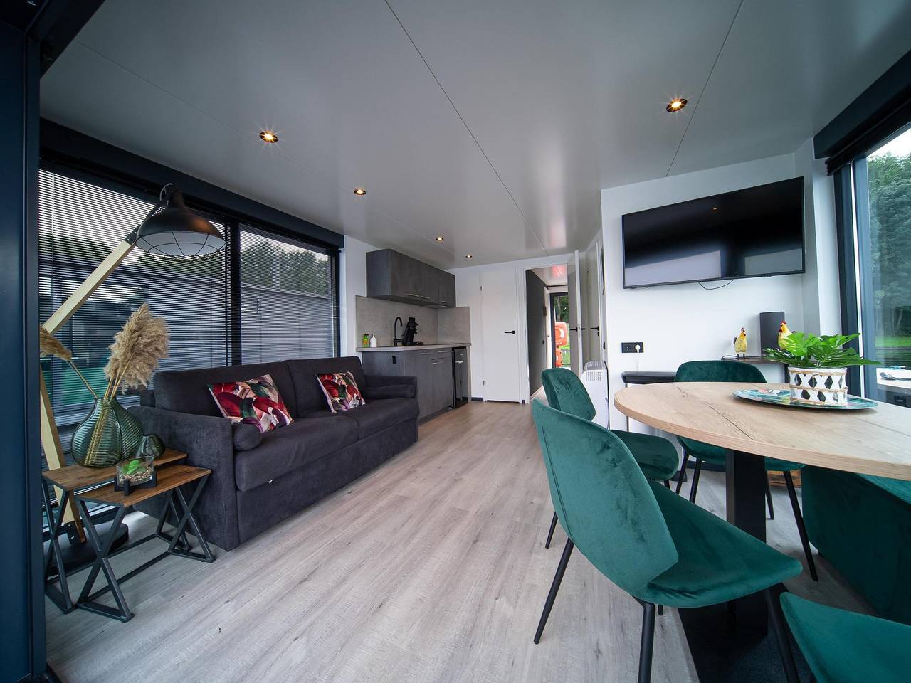 Huren Houseboat — Houseboat Marina Mookerplas met Dakterras | 4 - 6 personen in Middelaar, Nationaal Park De Maasduinen