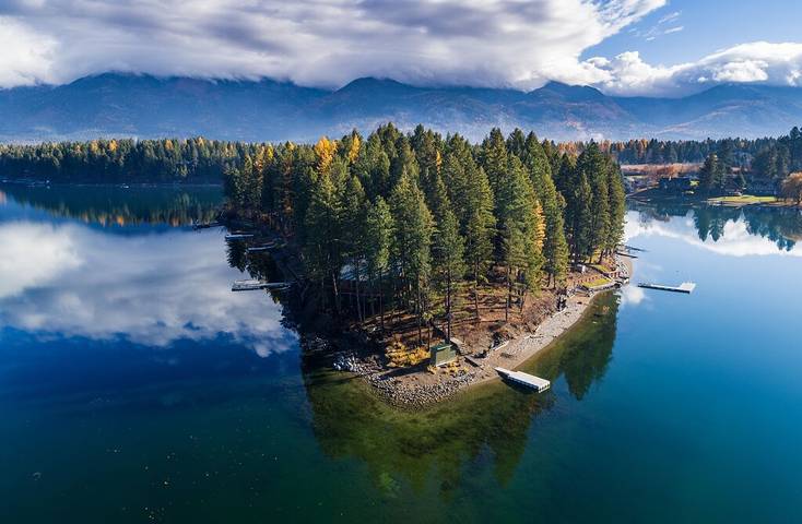 Log cabin for 6 people, with balcony in Flathead Lake
