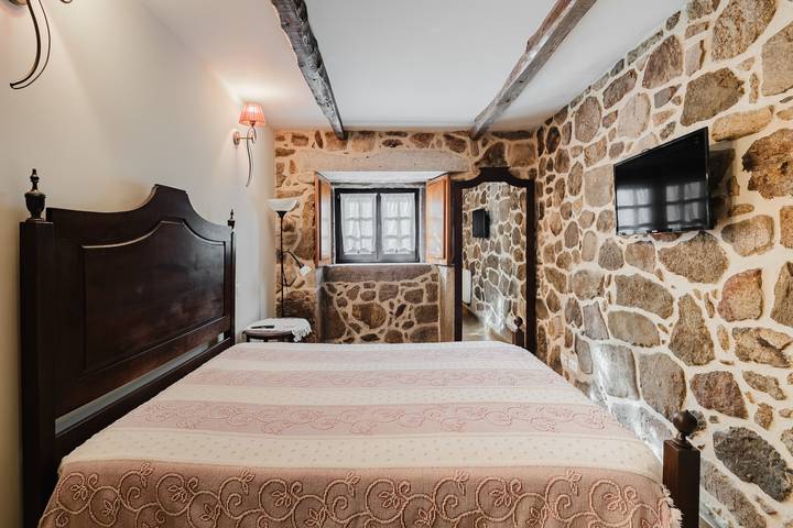 Apartamento inteiro, Quarto 'Duplo - 4' com terraço partilhado e acesso Wi-Fi in Pitões das Júnias, Parque Nacional da Peneda-Gerês