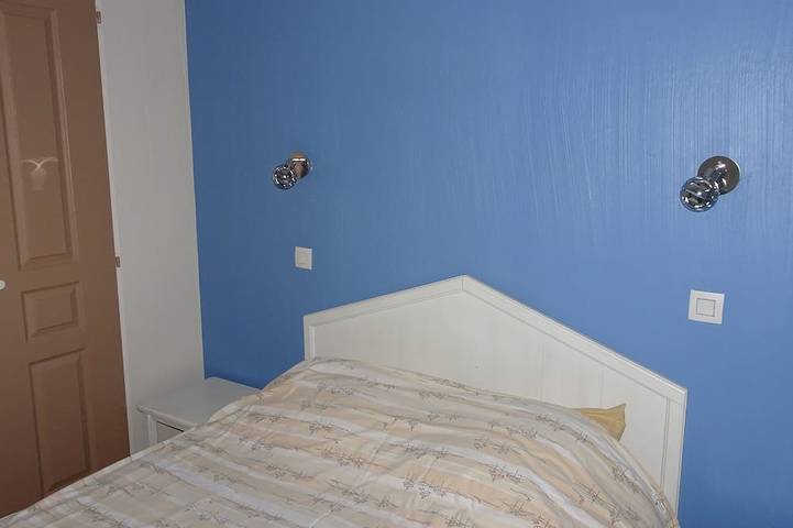 Appartement entier, Très beau T2 en rez-de jardin arboré avec piscine, vue mer, commerces et plage in La Coudoulière, Six-Fours-les-Plages