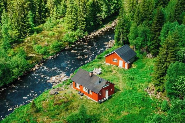Waldhütte am Fluss in Lardal
