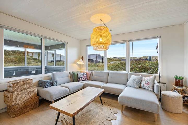 Geräumiges Ferienhaus mit Kaminofen nur 200m vom Strand in Bjerregård, Holmsland Klit