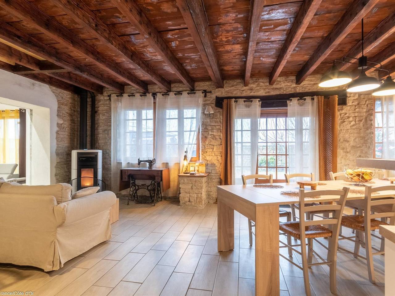 Authentic Cottage with Private Garden and Pets Allowed in Marigny-lès-Reullée, Beaune region