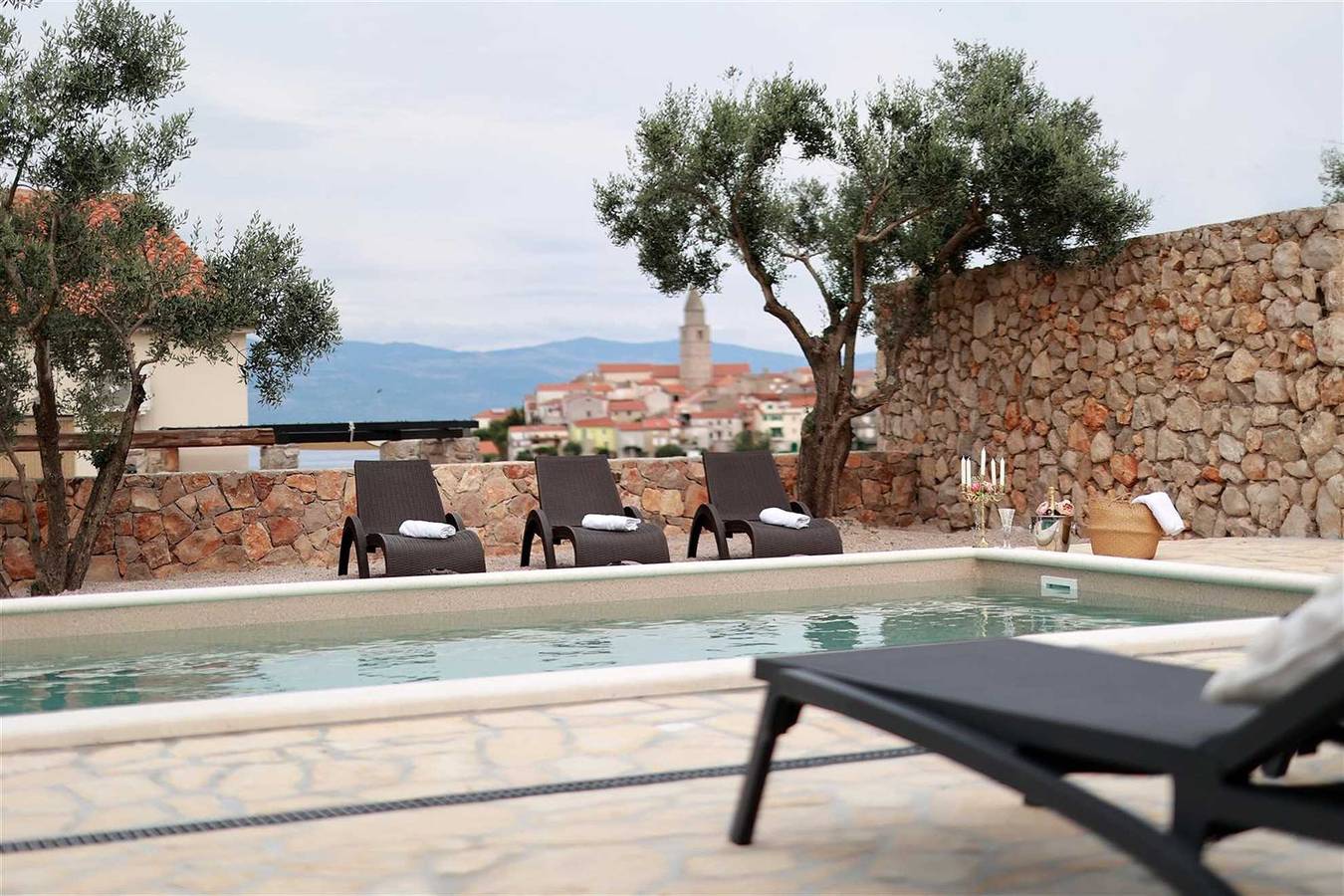 Villa Pinia mit Panoramablick auf das Meer und beheizter Pool in Vrbnik, Krk