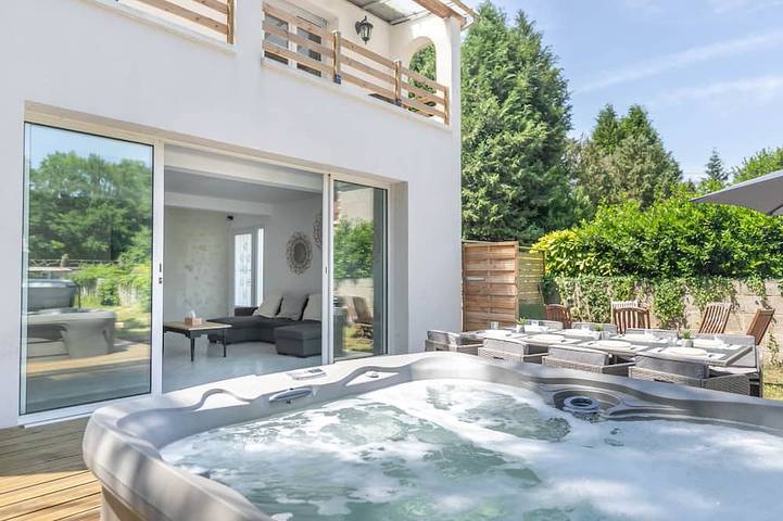 Location de vacances pour 12 personnes, avec jardin ainsi que balcon et jacuzzi à Thésée