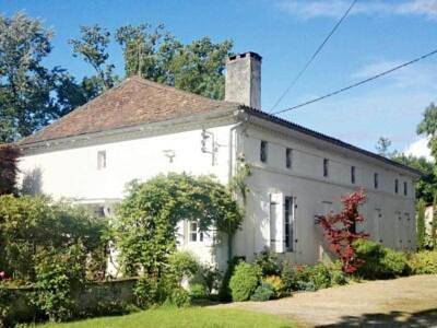 Location de vacances pour 20 personnes, avec Terrasse ainsi que Jardin et Piscine à Saint-Médard-de-Mussidan