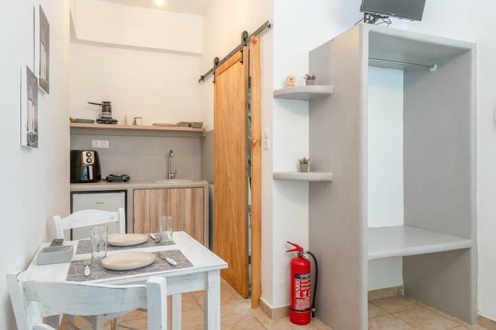 Entire studio, Studio Apartment 'Mouria B' with Sea View, Wi-Fi and Air Conditioning in Kythnos