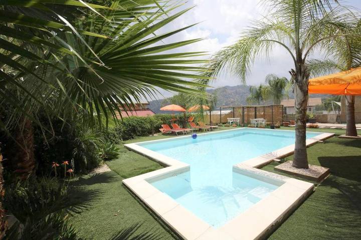 Appartamento per 2 persone, con terrazza e giardino nonché piscina in Furci Siculo