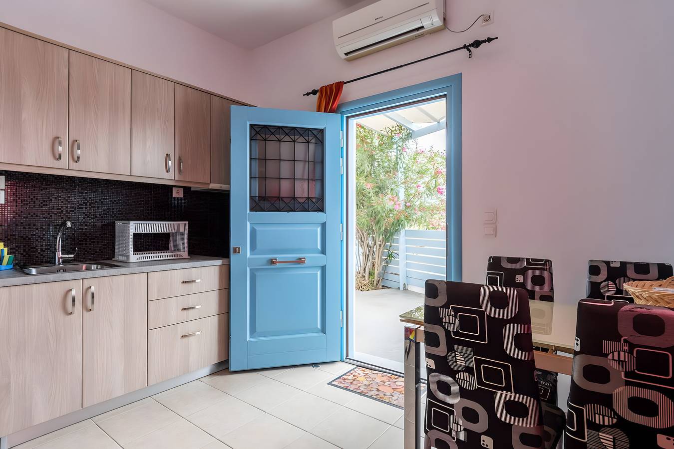 Entire apartment, Apartment 'Adelphi 4 40' with Mountain View, Wi-Fi and Air Conditioning in Perissa, Santorini