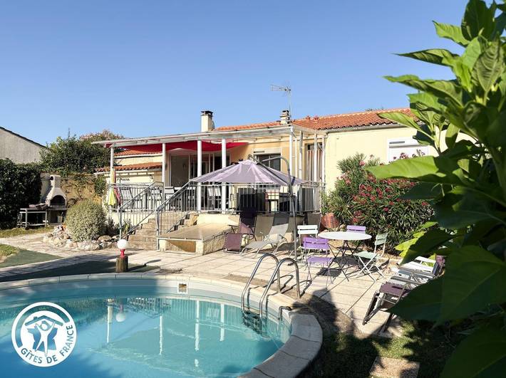 Gîte pour 6 personnes, avec piscine ainsi que jardin et terrasse - 1