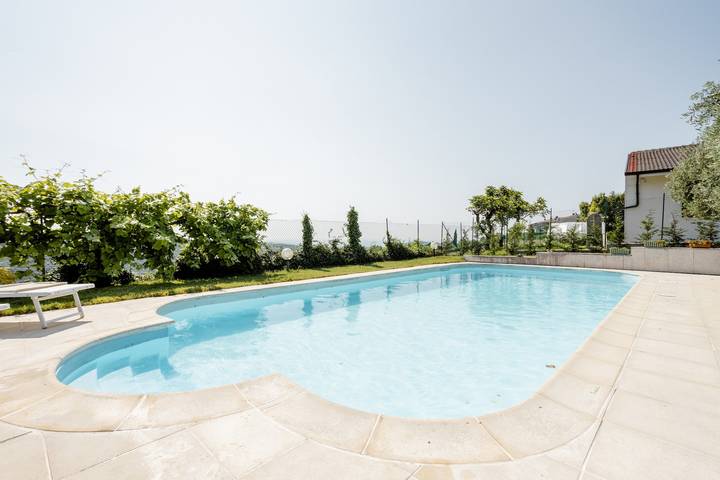 Apartamento inteiro, Apartamento 'Suite Al Pian' com Piscina Privada, Wi-Fi e Ar Condicionado in Mezzane di Sotto, Verona (província)