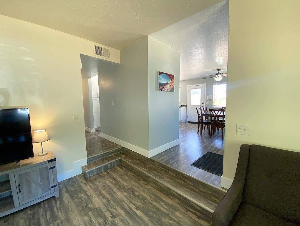 Family Home in Kanab w/ private Hot Tub, Near Zion in Kanab, Grand Staircase Escalante National Monument