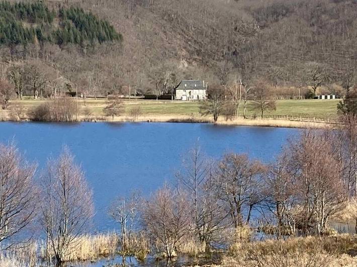 Location de vacances pour 6 personnes, avec vue ainsi que vue sur le lac et jardin à Menet - 2