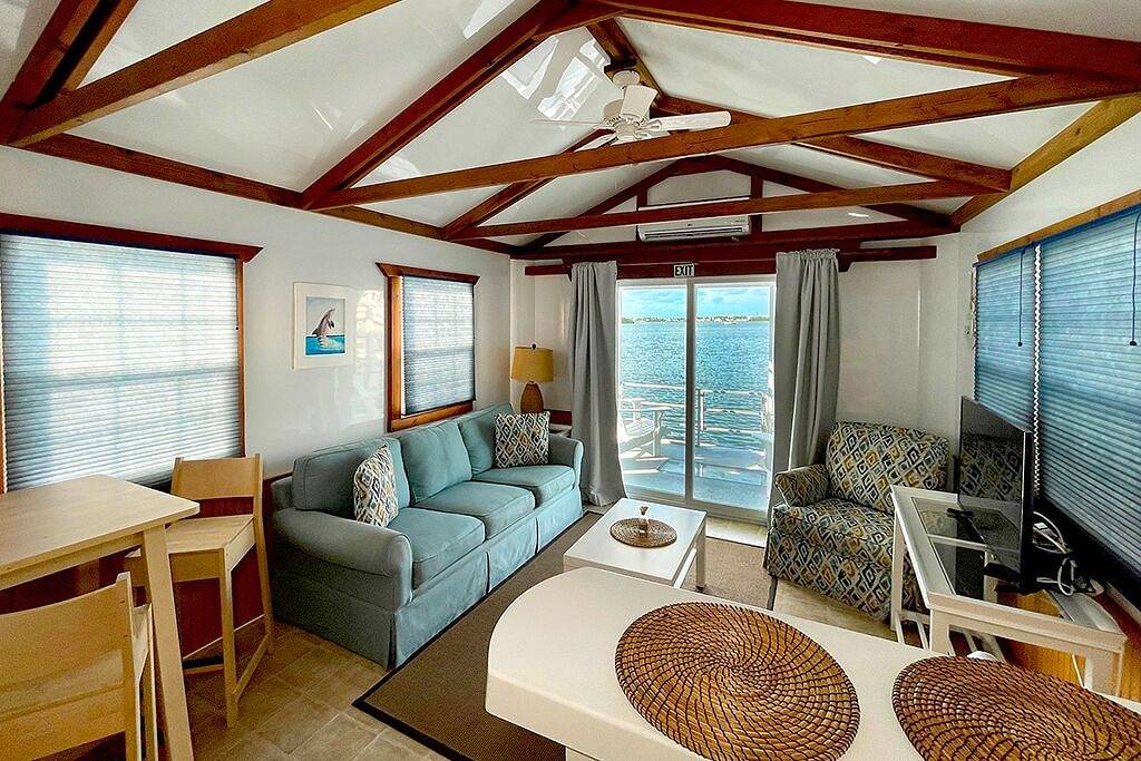 Blick auf den Sonnenuntergang am Wasser Aqua Villa Dolphin @ Mangrove Marina Resort in Tavernier, Monroe County