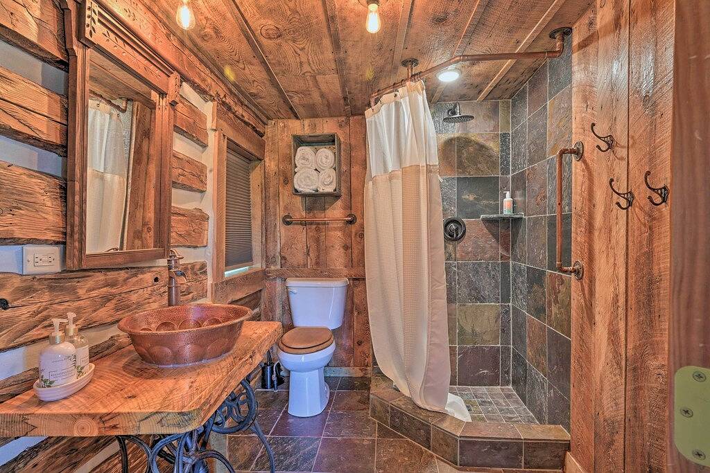 Montana Retreat: Original Hamilton Log Cabin! in Ravalli County
