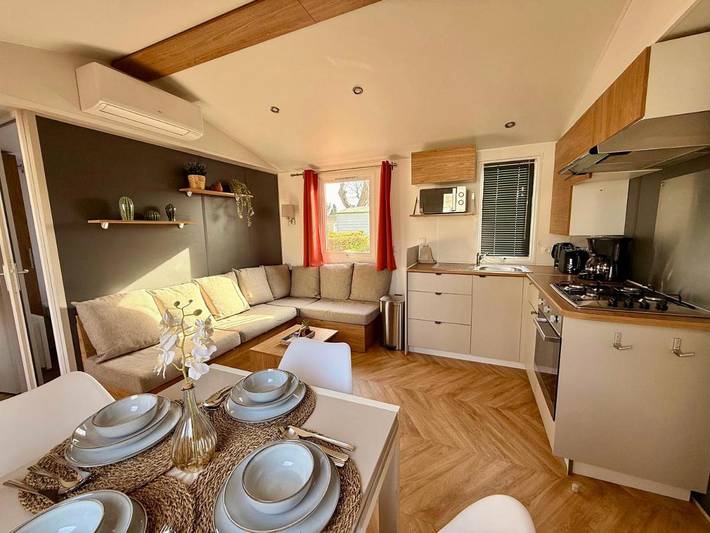 Camping pour 5 personnes, avec bassin pour enfant et vue ainsi que jardin et piscine