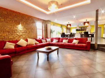Location de vacances pour 24 personnes, avec sauna ainsi que piscine et terrasse à Stoumont