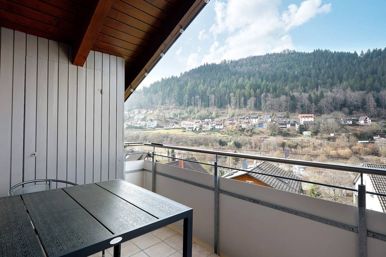 Apartamento entero, Apartamento 'Kraft' con vistas a la montaña, balcón y Wi-Fi in Bad Wildbad, Northern Black Forest