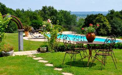 Gîte pour 4 personnes, avec terrasse et piscine ainsi que jacuzzi et jardin dans les Hautes-Pyrénées