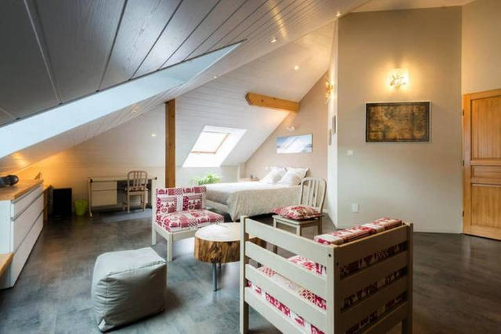 Location de vacances pour 6 personnes, avec Balcon et Terrasse ainsi que Jardin et Piscine à Seynod