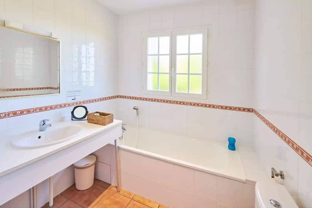 Villa 4 pers. indépendante, 2 salles de bain, piscine privée 4 personnes in Vasles, Deux-Sèvres