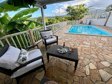 Cottage pour 2 personnes, avec vue ainsi que piscine et jardin à Goyave (Guadeloupe)
