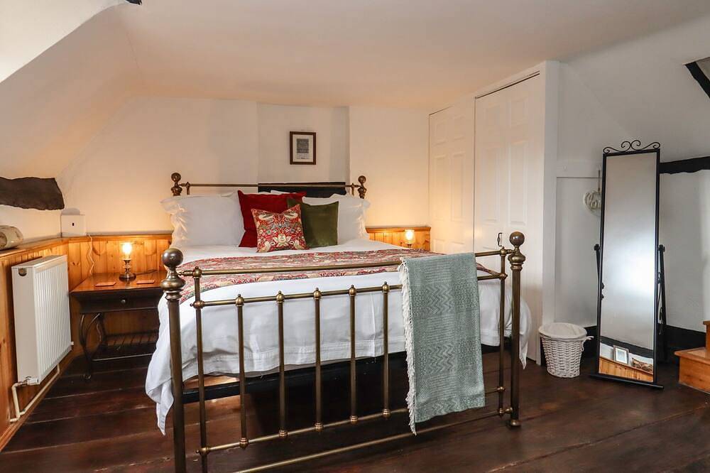 Runnymede, pet friendly, character holiday cottage in Tewkesbury in Tewkesbury, Gloucestershire