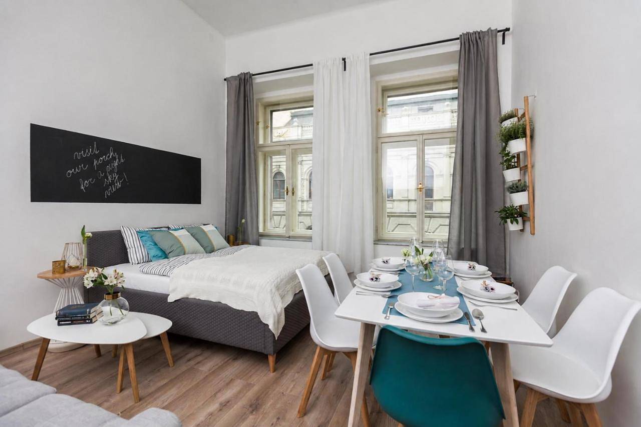 Studio Apartment with Balcony in Nové Město (Praha), Prag