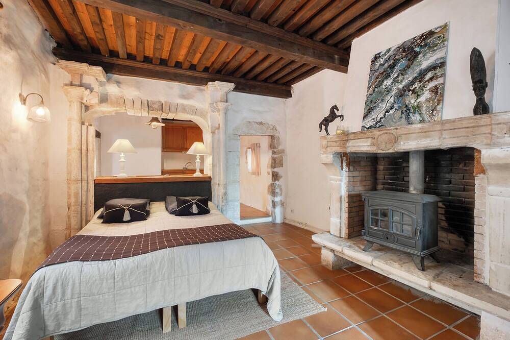 Large authentic house with swimming pool and tennis court, ideal for families and friends in Labastide-de-Virac, Gorges de l’Ardèche