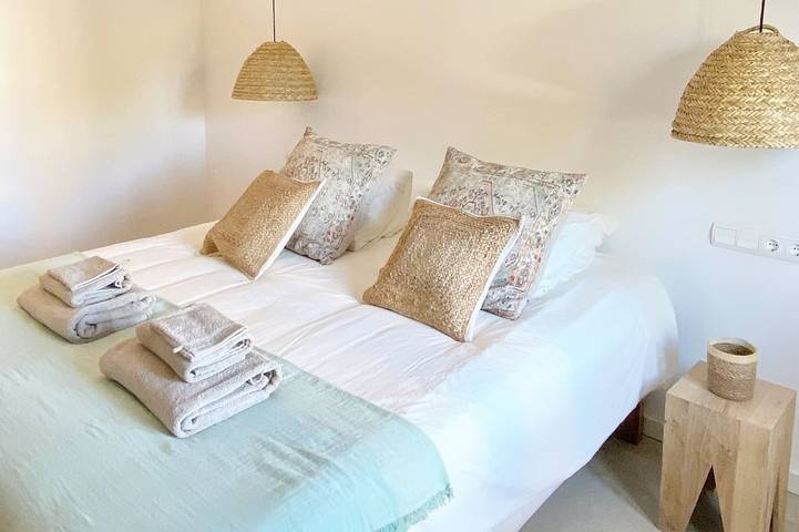 Location de vacances pour 10 personnes, avec terrasse et jardin, animaux acceptés à Cala Tarida - 2