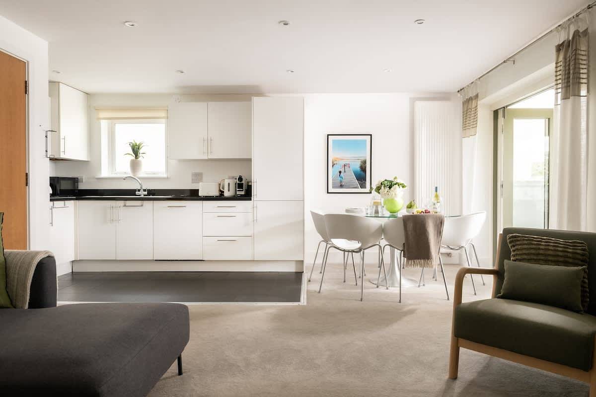 Appartement de vacances entier, Modern Cotswolds lakeside retreat, spa and pool in Somerford Keynes, Gloucestershire